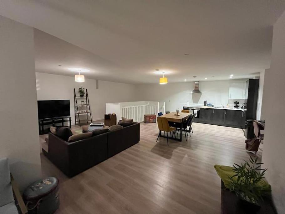 Bayard Luxe 2 Bedroom Penthouse Duplex Питерборо Екстериор снимка